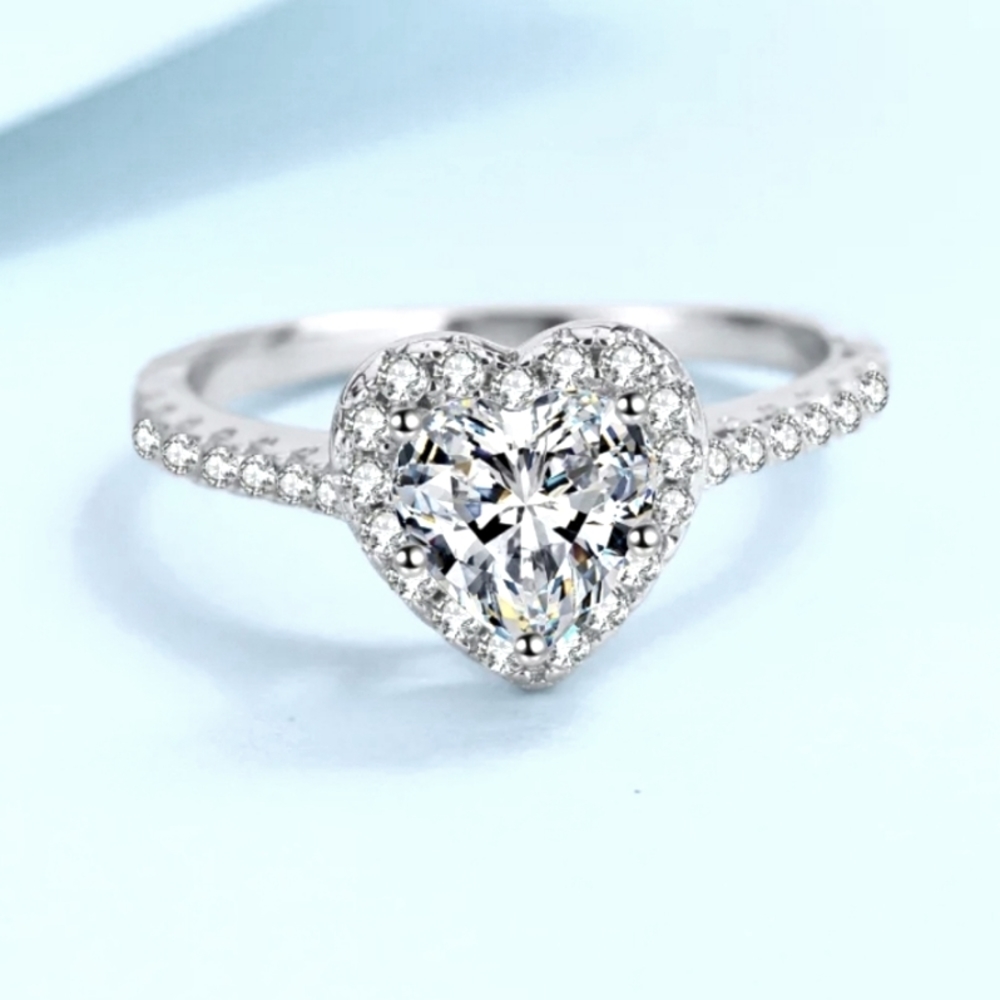 🆕️💖Gorgeous 10k Silver Plated Heart Ring💖